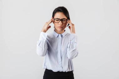 Beyaz arka plan üzerinde izole ofiste ayakta gözlük giyen akıllı Sekreter kadın görüntüsünü