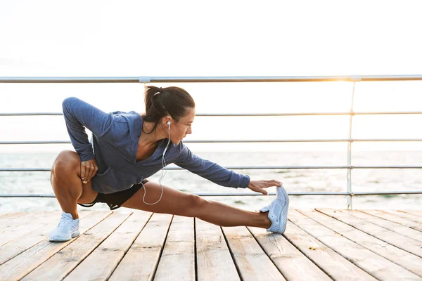 Egy Gyönyörű Fiatal Sport Fitness Képe Hogy Nyújtó Gyakorlatok Strandon — Stock Fotó