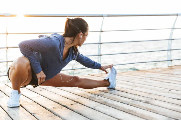 Obraz Žena Krásná Mladá Sportovní Fitness Provádět Protahovací Cvičení Pláži — Stock fotografie