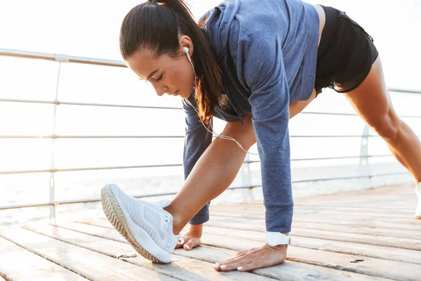 Bild Vacker Ung Sport Fitness Kvinna Göra Stretchövningar Stranden Utomhus — Stockfoto