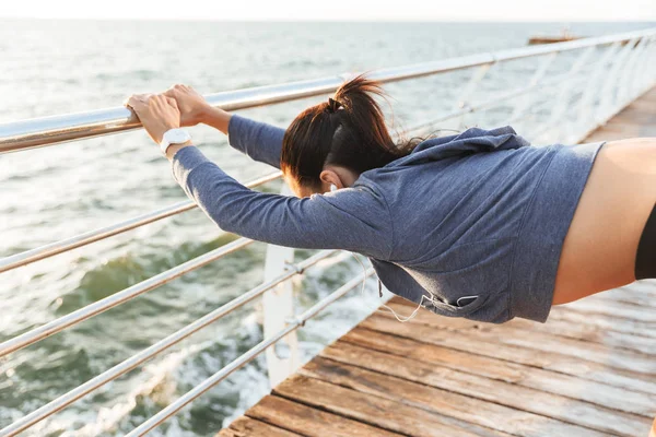 Afbeelding Van Een Mooie Jonge Sport Fitness Vrouw Maken Uitrekkende — Stockfoto