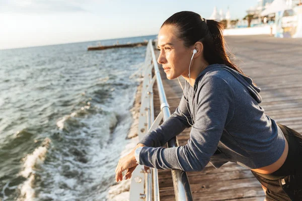 Bild Vacker Ung Sport Fitness Kvinna Har Vila Stranden Utomhus — Stockfoto