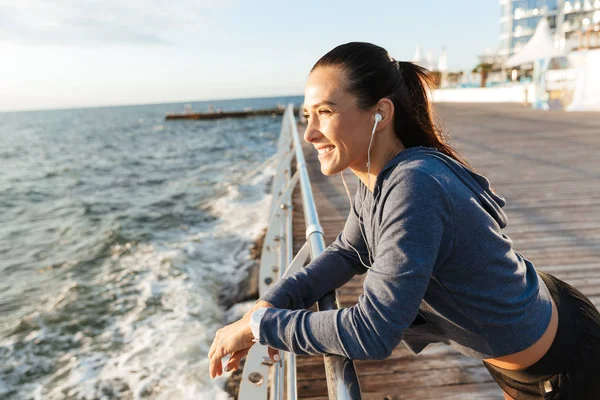 Bild Vacker Ung Sport Fitness Kvinna Har Vila Stranden Utomhus — Stockfoto