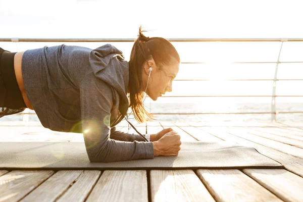 Konzentrierte Sportlerin Macht Brettübungen Auf Einer Fitnessmatte Strand — Stockfoto
