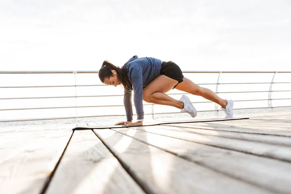 Plajda Bir Fitness Mat Tahta Egzersizleri Yapıyor Konsantre Bir Sporcumuz — Stok fotoğraf
