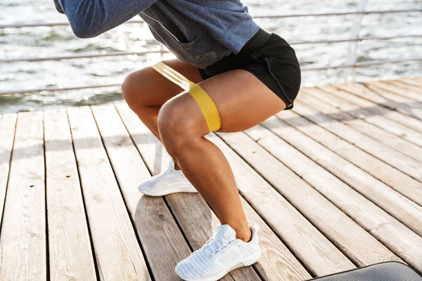 Närbild Idrottskvinna Som Gör Övningar Med Ett Gummiband Stranden — Stockfoto