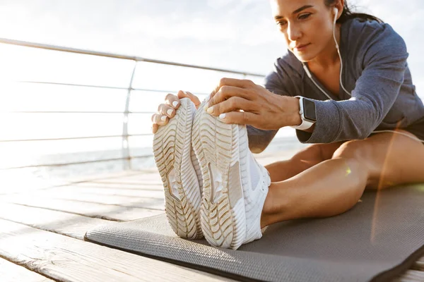 Imagen Una Hermosa Joven Deportista Haciendo Ejercicios Estiramiento Playa Aire — Foto de Stock