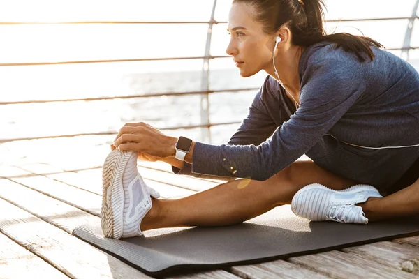 Egy Gyönyörű Fiatal Sport Fitness Képe Hogy Nyújtó Gyakorlatok Strandon — Stock Fotó