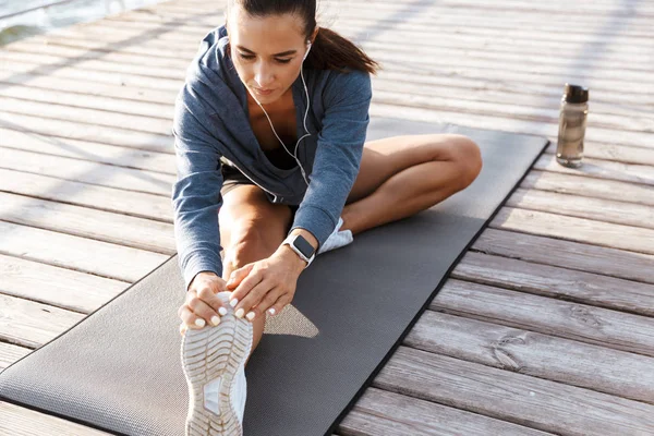 Bild Vacker Ung Sport Fitness Kvinna Göra Stretchövningar Stranden Utomhus — Stockfoto