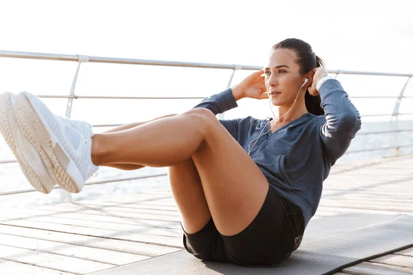 Imagen Una Hermosa Joven Deportista Haciendo Ejercicios Deportivos Playa Aire — Foto de Stock