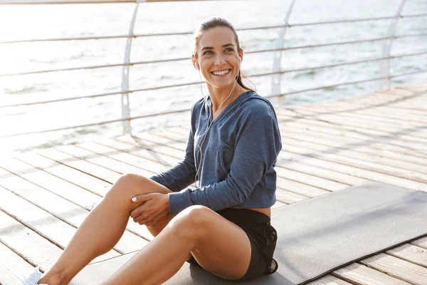 Imagen Una Hermosa Joven Deportista Fitness Descansar Playa Aire Libre — Foto de Stock