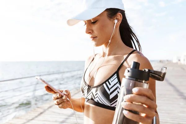 Imagen Una Hermosa Mujer Deportista Joven Usando Agua Potable Para — Foto de Stock