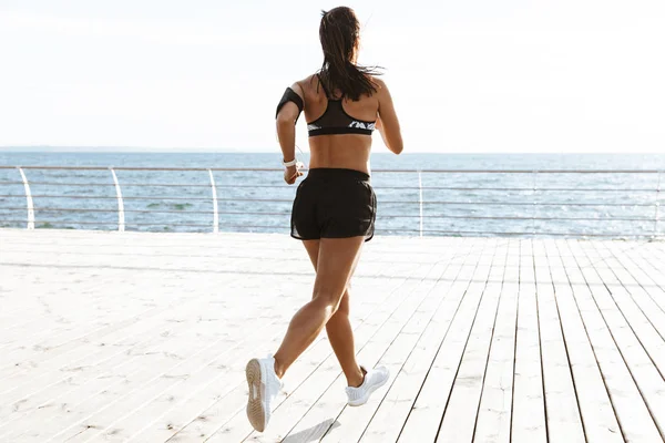 Imagem Uma Bela Jovem Mulher Fitness Esportes Correndo Praia Livre — Fotografia de Stock