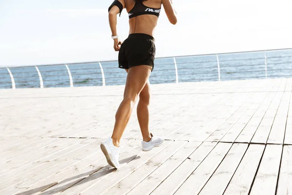 Обрезанный Образ Молодой Спортивной Фитнес Женщины Бегающей Пляже Открытом Воздухе — стоковое фото