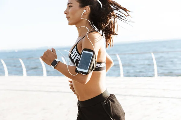 Imagen Una Hermosa Joven Deportista Corriendo Playa Aire Libre — Foto de Stock