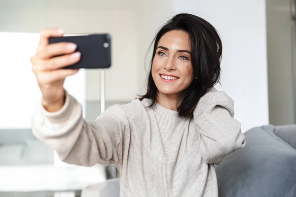 Foto Einer Brünetten Frau Den 30Er Jahren Die Ein Selfie — Stockfoto
