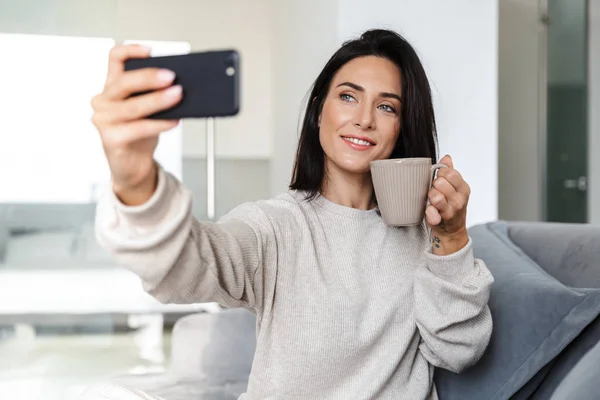 Φωτογραφία Ελκυστική Γυναίκα 30S Λήψη Selfie Στο Κινητό Ενώ Κάθεστε — Φωτογραφία Αρχείου