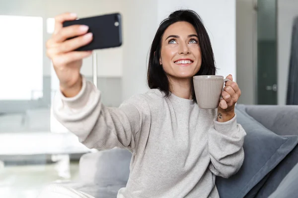 Foto Bella Donna 30S Scattare Selfie Sul Cellulare Mentre Seduto — Foto Stock