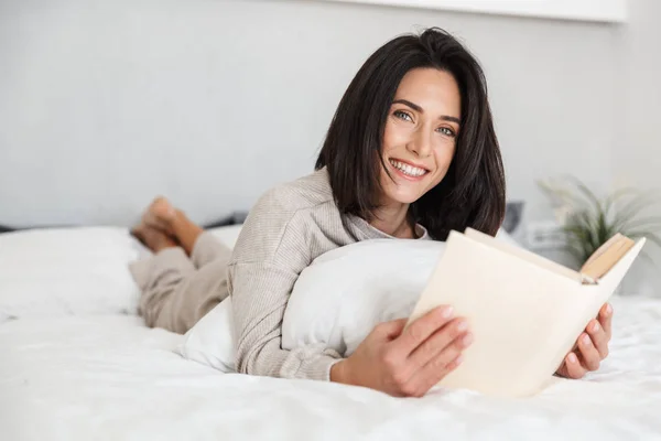 Photo Femme Détendue 30S Livre Lecture Tout Étant Couché Dans — Photo