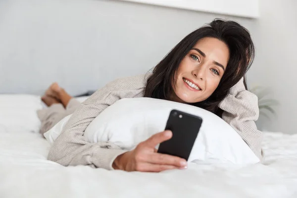 Középkorú Években Fénykép Használ Mozgatható Telefon Miközben Ágyban Fekve Fehér — Stock Fotó