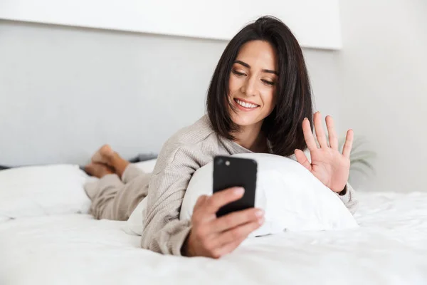 Foto Wanita Dewasa Usia Menggunakan Ponsel Saat Berbaring Tempat Tidur — Stok Foto