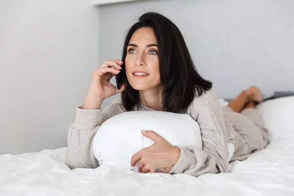 Foto Mujer Adorable 30S Usando Teléfono Móvil Mientras Que Miente — Foto de Stock