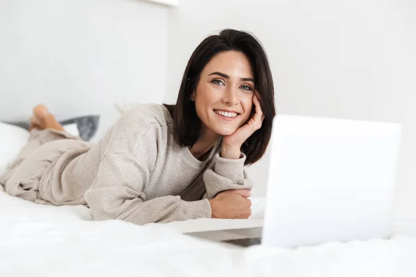 Zdjęcia Kobiety Przyjemność 30S Przy Użyciu Laptopa Leżąc Łóżku Białego — Zdjęcie stockowe