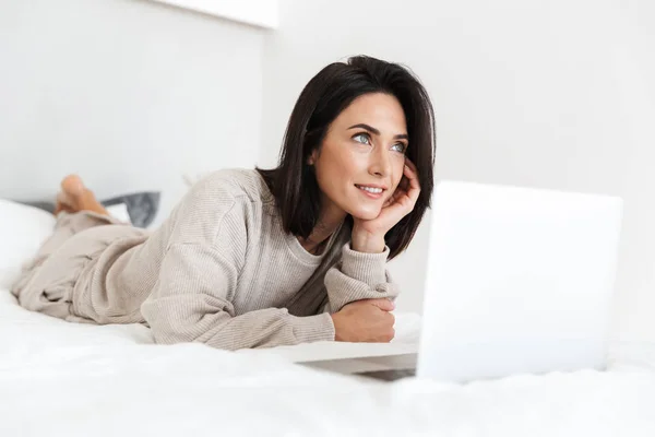 Foto Einer Entspannten Frau Den 30Er Jahren Mit Laptop Bett — Stockfoto