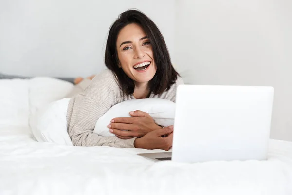 Foto Mujer Adulta Años Usando Computadora Portátil Mientras Está Acostada — Foto de Stock