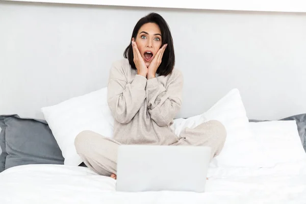 Foto Einer Schockierten Frau Den 30Er Jahren Mit Laptop Bett — Stockfoto