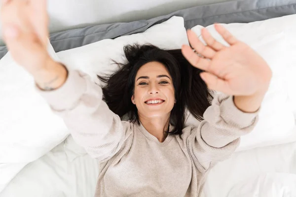 Foto Arriba Alegre Mujer Años Sonriendo Mientras Yacía Cama Casa — Foto de Stock