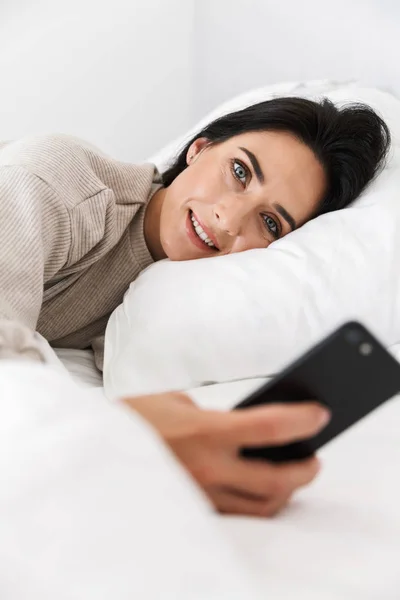 Zdjęcie Jednej Kobiety 30S Przy Użyciu Smartfona Podczas Leżenia Łóżku — Zdjęcie stockowe
