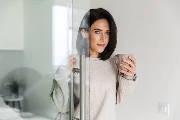 Imagen Adorable Mujer Años Sosteniendo Taza Con Mientras Está Pie — Foto de Stock