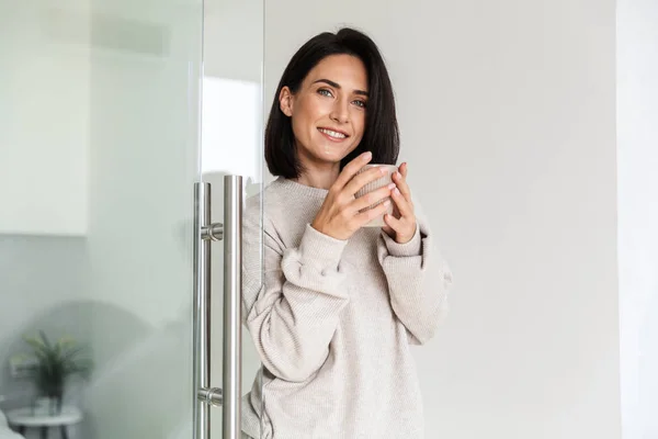 Hermosa Joven Bebiendo Café Mientras Está Pie Dormitorio — Foto de Stock