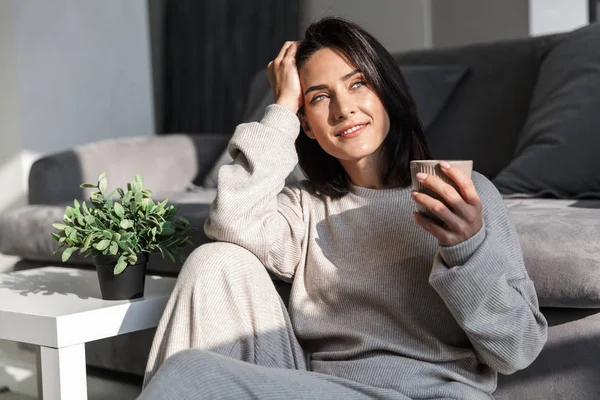 Gyönyörű Fiatal Pihentető Egy Kanapén Otthon Gazdaság Egy Bögre — Stock Fotó