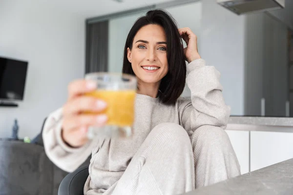 Foto Van Aantrekkelijke Vrouw 30S Drinken Sinaasappelsap Tijdens Het Rusten — Stockfoto
