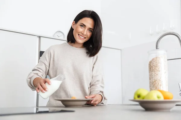 Image Une Jolie Femme Des Années Faisant Petit Déjeuner Avec — Photo