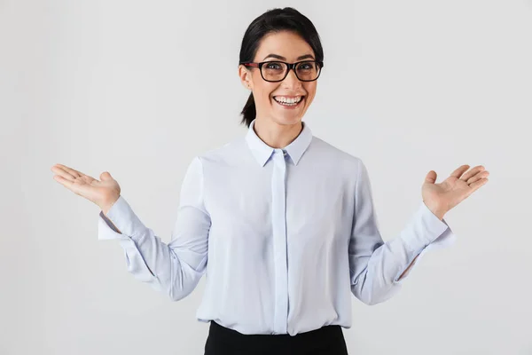 Foto Wanita Pengusaha Cantik Memakai Kacamata Tertawa Saat Berdiri Kantor — Stok Foto