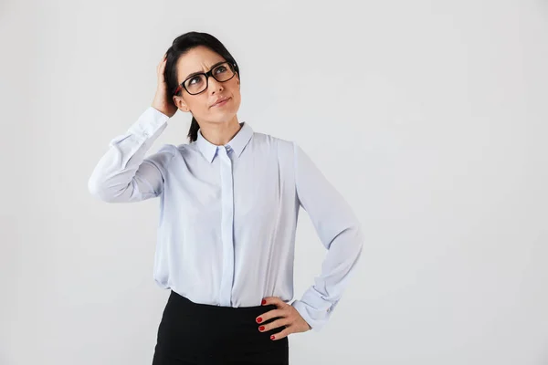 Imagen Una Mujer Negocios Caucásica Con Anteojos Pie Oficina Aislada —  Fotos de Stock