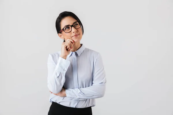 Gambar Wanita Sekretaris Yang Menarik Mengenakan Kacamata Berdiri Kantor Terisolasi — Stok Foto