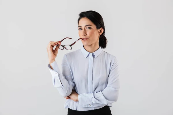 Imagen Secretaria Complacida Mujer Con Anteojos Pie Oficina Aislada Sobre — Foto de Stock