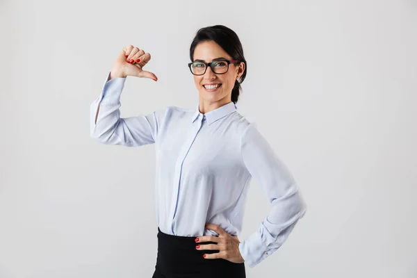 Εικόνα Της Επιτυχημένης Γραμματέας Γυναίκα Που Φοράει Γυαλιά Που Στέκεται — Φωτογραφία Αρχείου