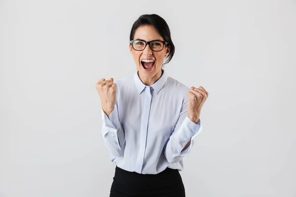 Image Joyeuse Secrétaire Femme Portant Des Lunettes Debout Dans Bureau — Photo