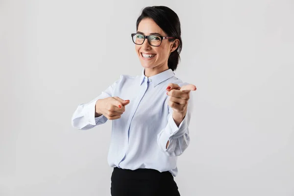 着て眼鏡を白い背景に分離されたオフィスに立って楽しい秘書の女性のイメージ — ストック写真