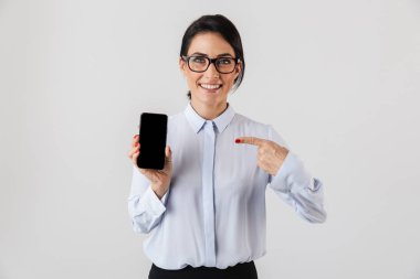 Cep telefonu beyaz arka plan üzerinde izole tutan gözlük takan kadın başarılı ofis görüntüsü