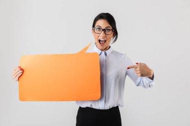 Beyaz arka plan üzerinde izole sarı tasarlamak tasarlamak tutan gözlük takan kadın Avrupa ofis görüntüsü