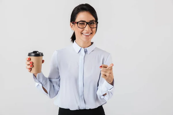 着て眼鏡を白い背景に分離立ってオフィスで紙コップのコーヒーを飲んで成功した秘書の女性のイメージ — ストック写真