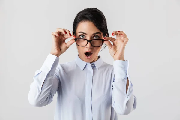 Imagen Secretaria Sorprendida Mujer Años Usando Anteojos Pie Oficina Aislados — Foto de Stock