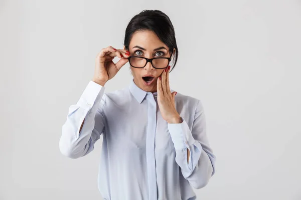 Retrato Secretaria Emocionada Mujer Años Con Gafas Pie Oficina Aislado — Foto de Stock