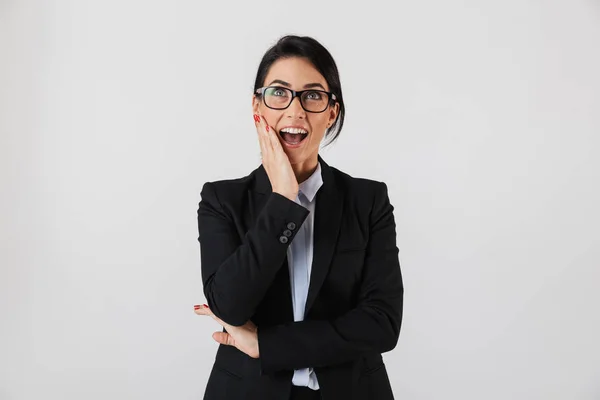 Портрет Счастливой Деловой Женщины Лет Формальной Одежде Очках Стоящих Офисе — стоковое фото